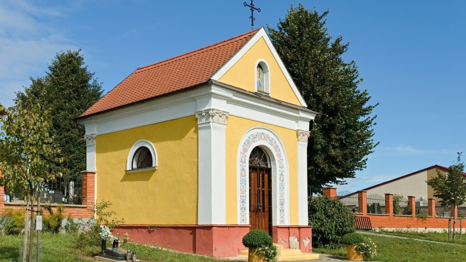 Kaple sv. Rocha v Mikulčicích s folklorní výzdobou | foto: Zdeněk Truhlář, Český rozhlas Kaple sv. Rocha v Mikulčicích s folklorní výzdobou