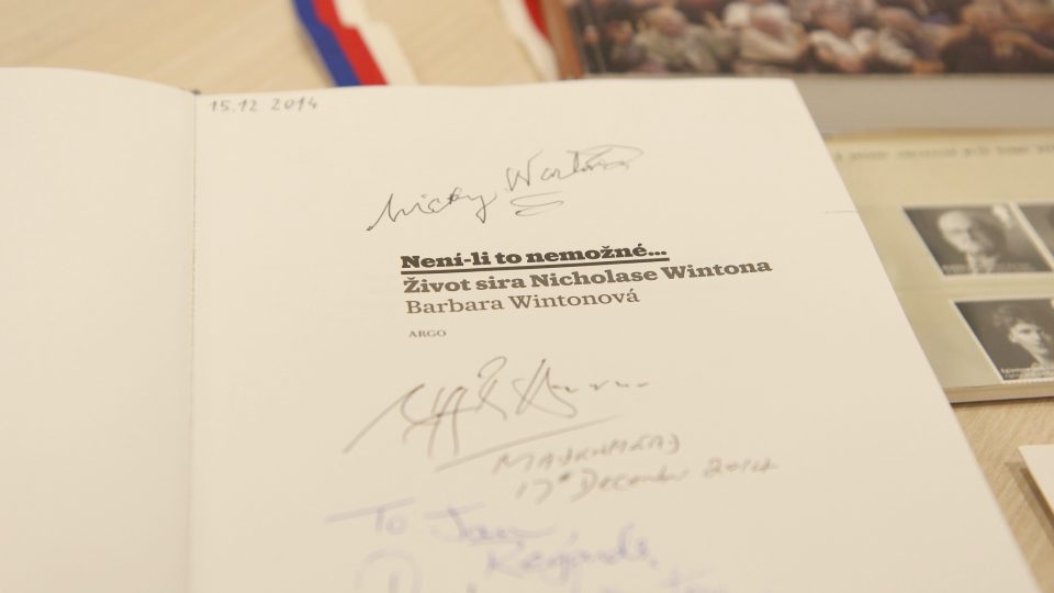Kniha Není-li to nemožné: Životní příběh sira Nicholase Wintona podepsaná samotným Nicholasem Wintonem