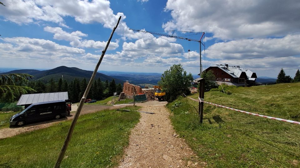 Takhle vypadají  po demolici slavné Dvoračky. Stát zůstala jen jedna zeď