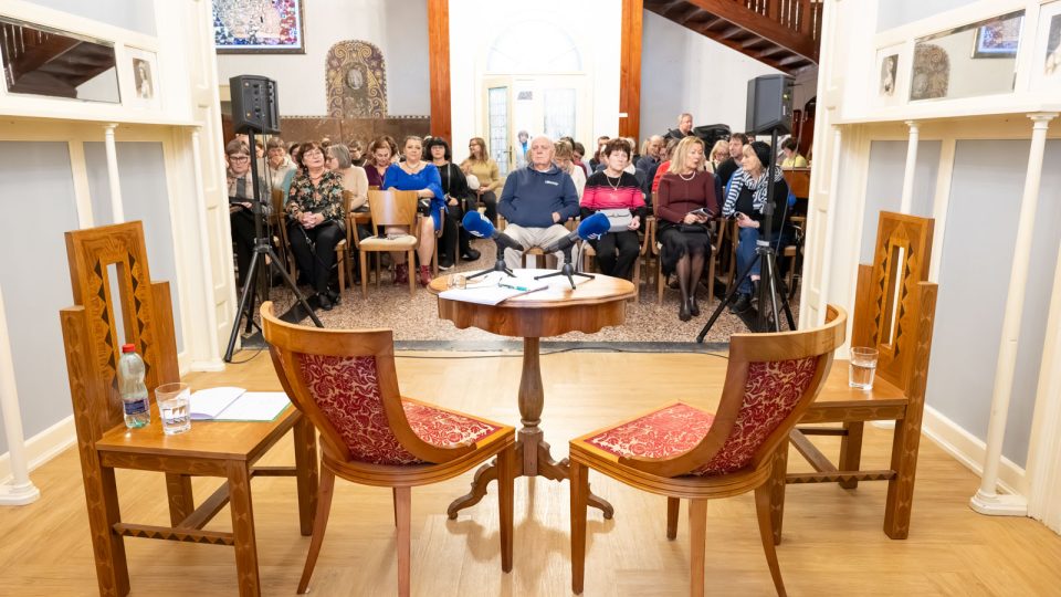 Čtení s Taťjanou Medveckou v unikátní secesní budově názvem Vila Primavesi. Ptá se režisér Michal Bureš | foto: Khalil Baalbaki, Český rozhlas Čtení s Taťjanou Medveckou v unikátní secesní budově názvem Vila Primavesi. Ptá se režisér Michal Bureš