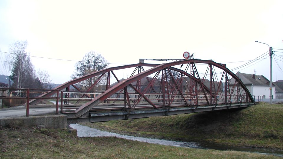 Moravičanský most ještě na původním místě uprostřed vesnice