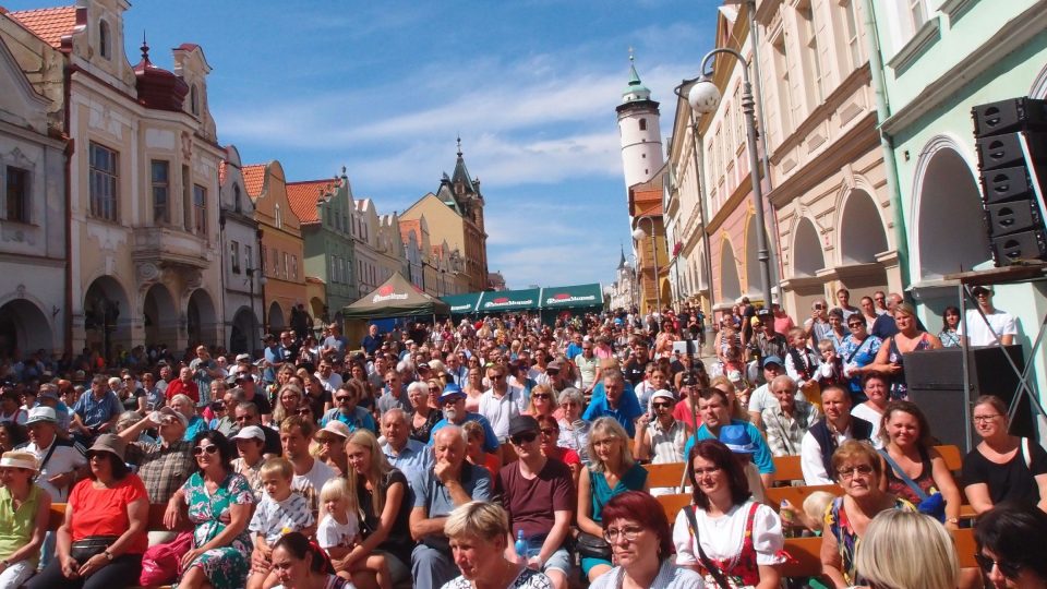 Na domažlickém náměstí bylo před pódiem plno