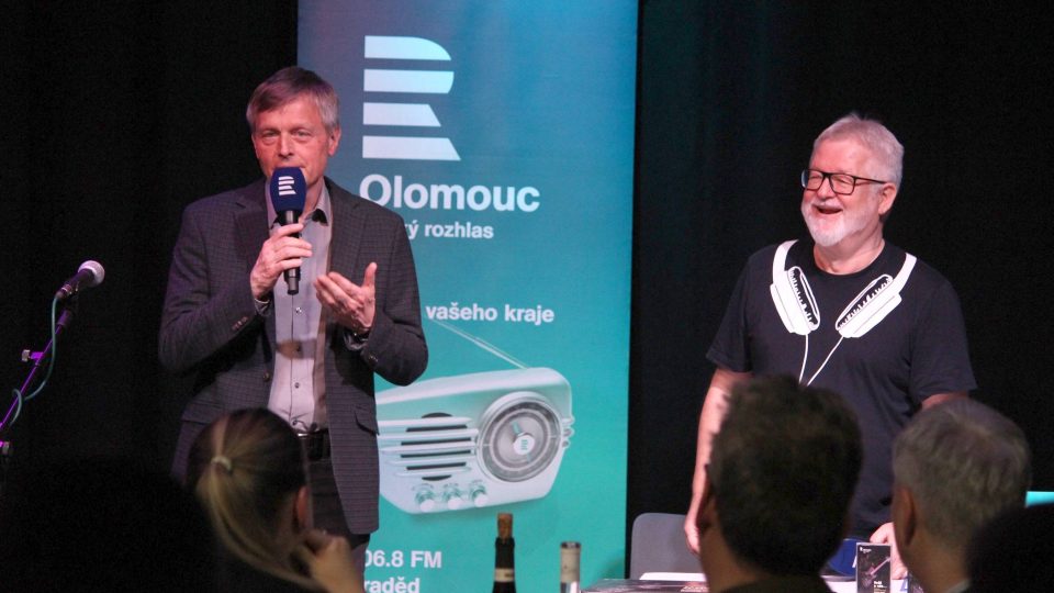 Ředitel Českého rozhlasu Olomouc Josef Podstata (nalevo) a Jiří Matějů