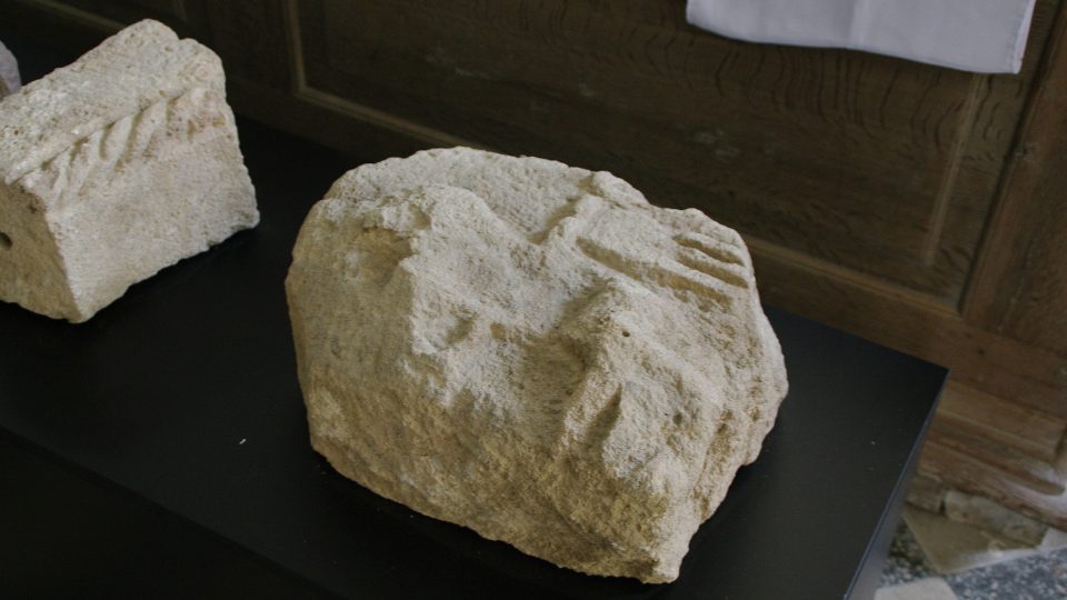 Kamenné artefakty nalezené při vykopávkách
