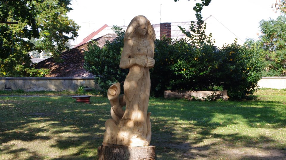 V areálu kostela najdeme i tyto pěkné dřevěné sochy