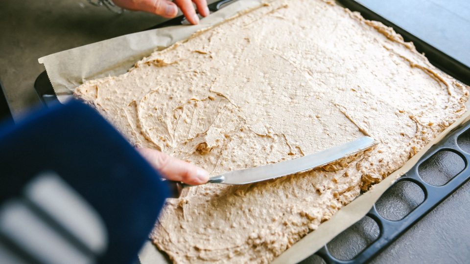 Těsto rozetřeme na plech