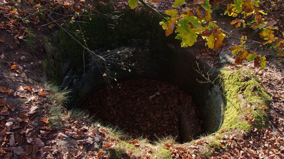 Hradní cisterna, do které byla sváděna voda ze střech zdejších staveb