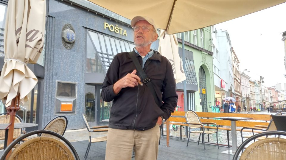 Olomoučtí swingaři: Trumpetista a zpěvák Bronislav Ludmila v kavárně na olomouckém Horním náměstí