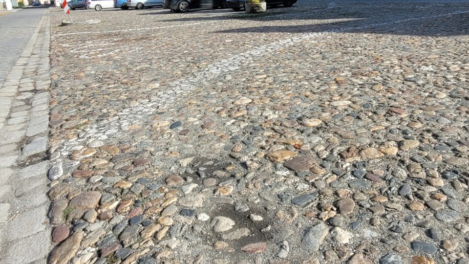 Na vydláždění náměstí byly použity i souvky, kameny, které sem přivlekl ledovec až ze Skandinávie