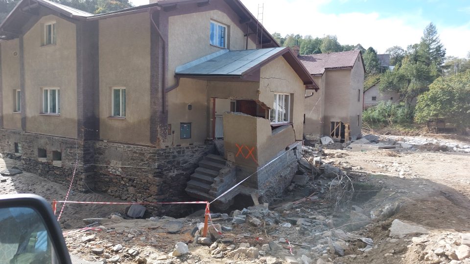 Dva kříže na domu značí, že je určen k demolici