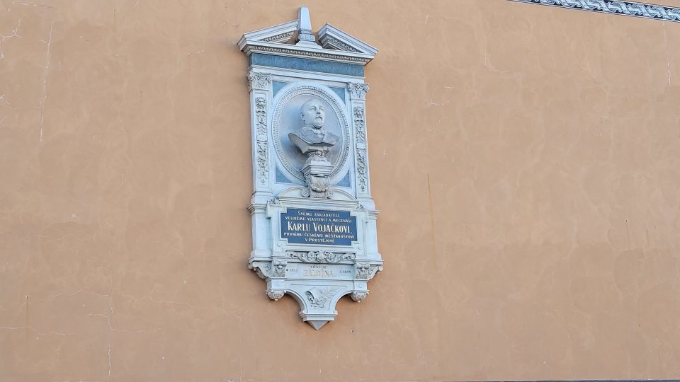 Městská záložna umístila na zámek bustu svého zakladatele Karla Vojáčka