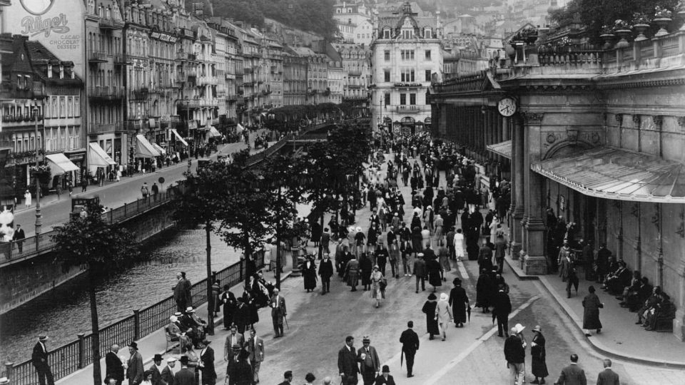 Mlýnská kolonáda je největší karlovarskou kolonádou dodnes. Budovu navrženou Josefem Zítkem najdeme na fotografii vpravo