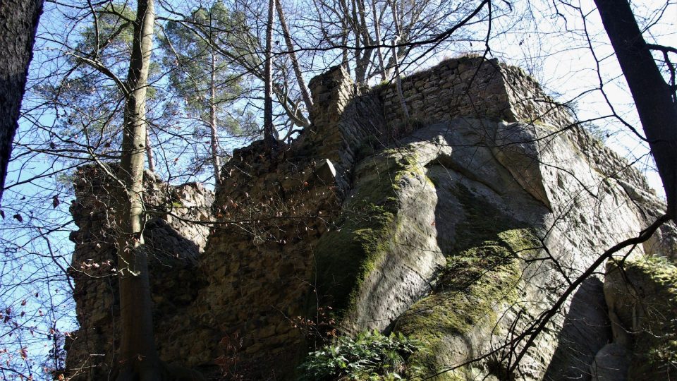 Pohled na zbytky čtyřboké hradní věže a hradeb
