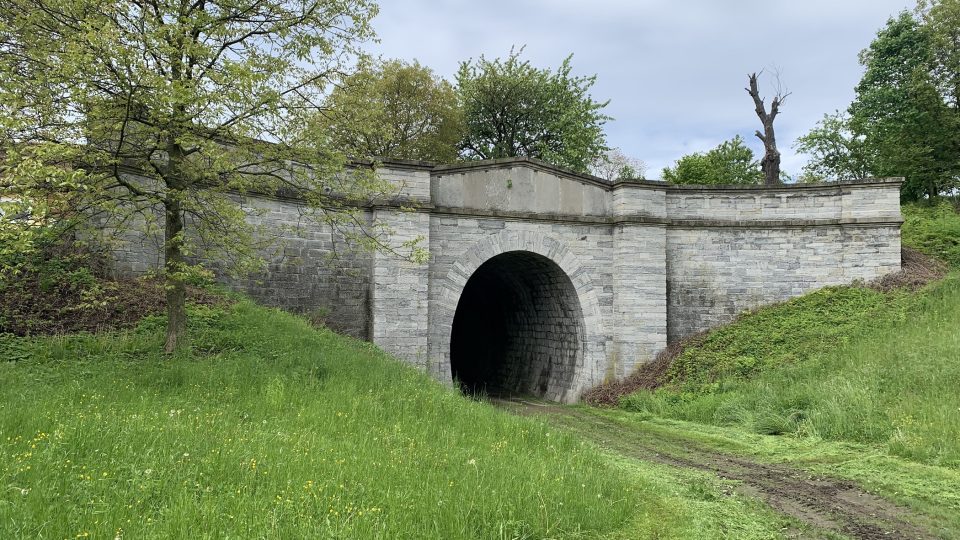 Portál tunelu směřující k východu