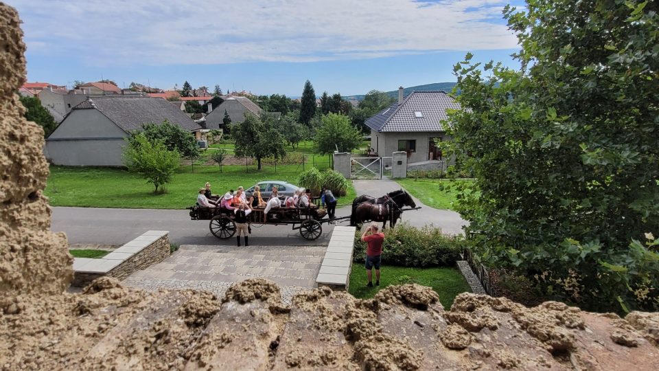 Sýpka je jednou ze zastávek na vyjížďkách selským vozem z muzea kočárů v  Čechách pod Kosířem