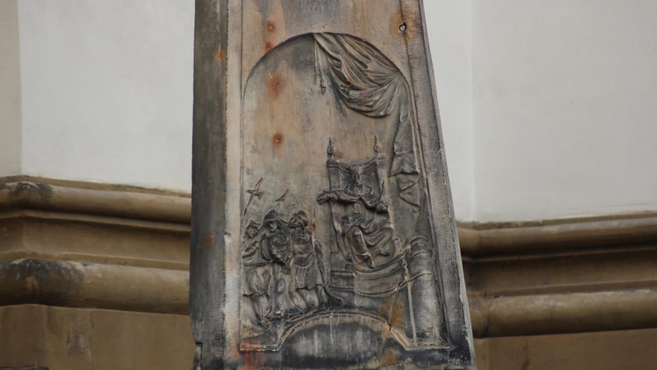 Reliéf na sloupu sochy u kostela sv. Michala