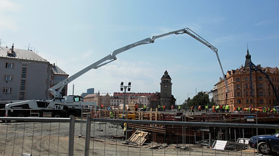 Betonování nového mostu v olomoucké Komenského ulici - POLEDNE