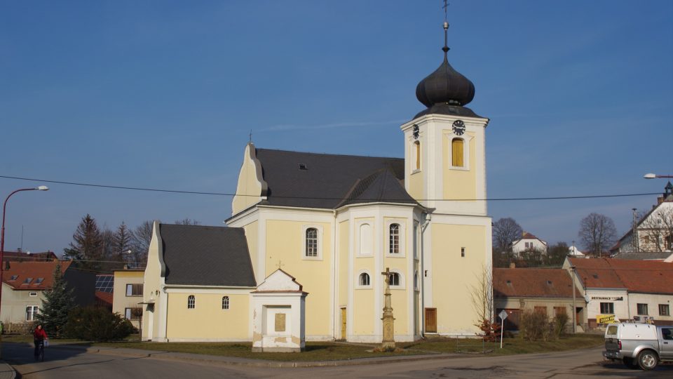 Kostel Všech svatých je patrně nejstarší stavbou v obci založenou už ve 12. století