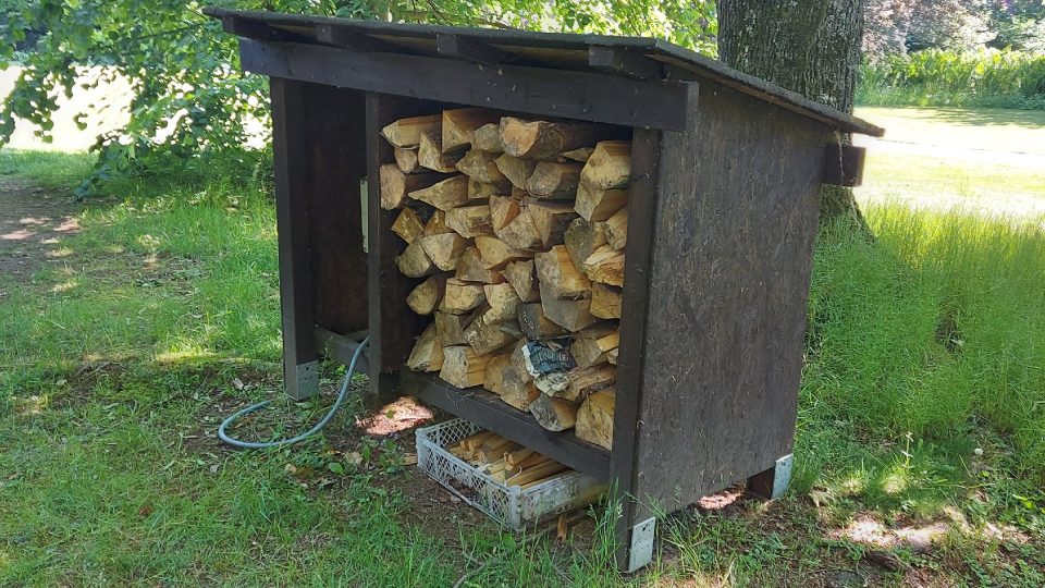 Návštěvníci mají hned u ohniště vždy připravené dřevo a vodu na uhašení ohně