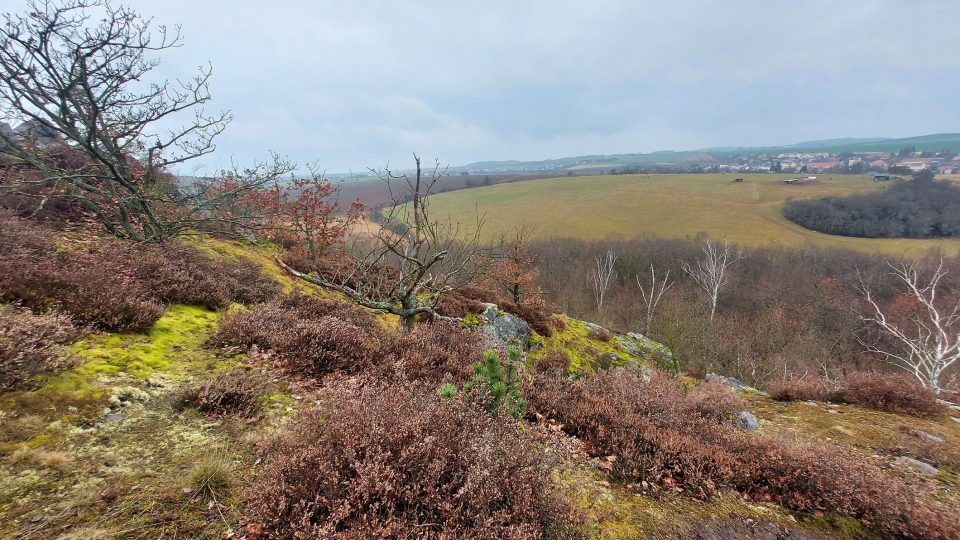 Při dobré viditelnosti spatříte v dálce horu Říp nebo vysílač Buková hora | foto: Jolana Nováková, Český rozhlas Při dobré viditelnosti spatříte v dálce horu Říp nebo vysílač Buková hora