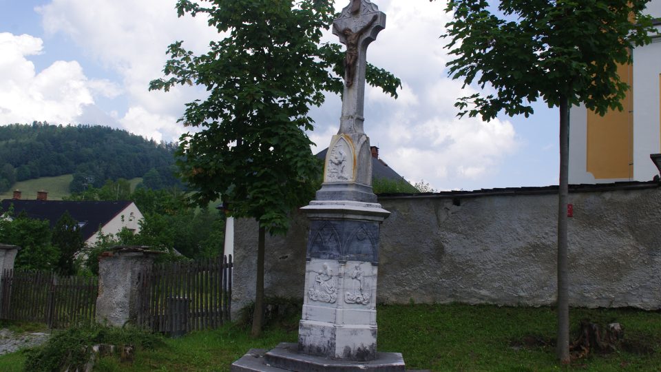 Mramorový kříž před kostelem.JPG