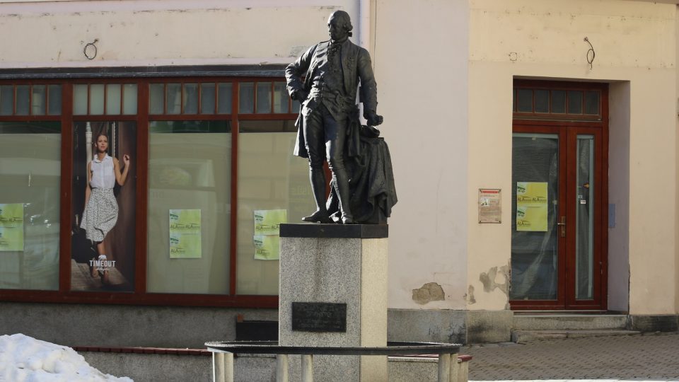 Socha Josefa II. stojí na šumperské promenádě