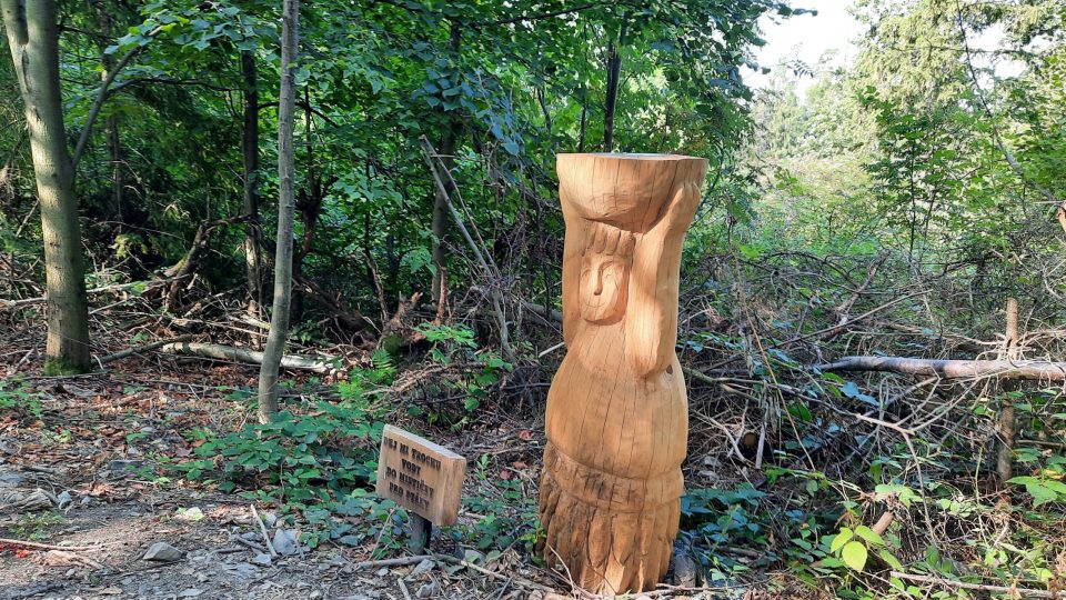 Děti mohou na stezce udělat i dobrý skutek. Nalít do misky na hlavě skřítka vodu pro ptáčky