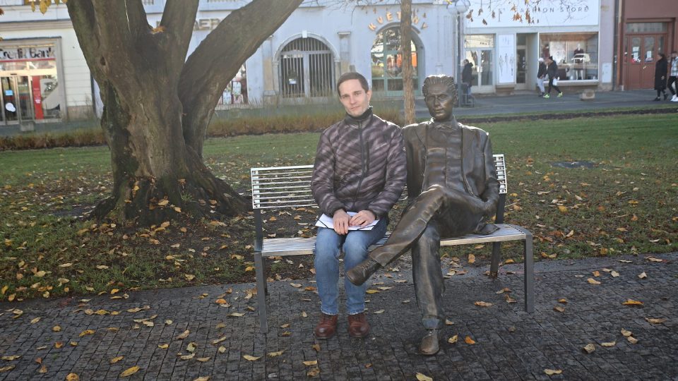 Historik Filip Gregor sedí na lavičce vedle sochy Jiřího Wolkera | foto: Aleš Spurný, Český rozhlas Historik Filip Gregor sedí na lavičce vedle sochy Jiřího Wolkera