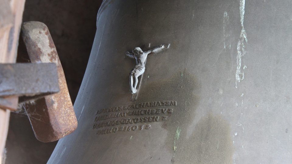 Reliéf Krista na kříži na zvonu  v kostele sv. Jana Křtitele ve Velkých Losinách