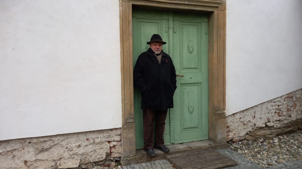 Luděk Štipl ve dveřích synagogy