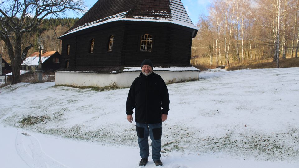 Farář Milan Palkovič před kostelem  sv. Jana Nepomuckého v Klepáčově