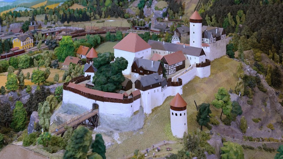 Model hradu je složený z několika stavebnic, aby přesně zapadal do krajiny