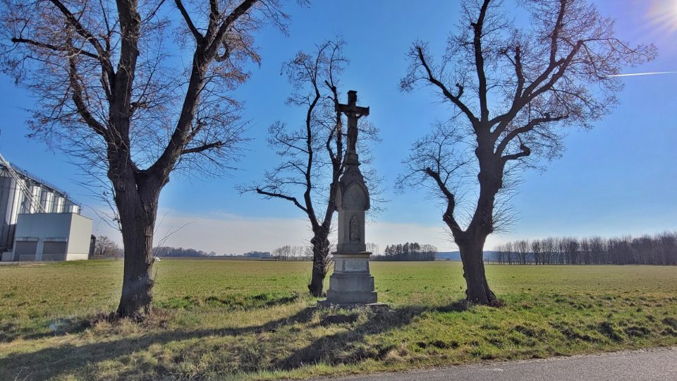 Kříž u cesty do Rokytnice