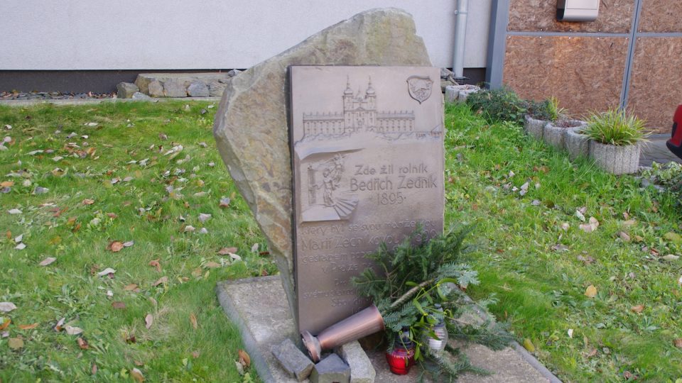 Pomník Marie a Bedřicha Zedníkových popravených nacisty v roce 1945