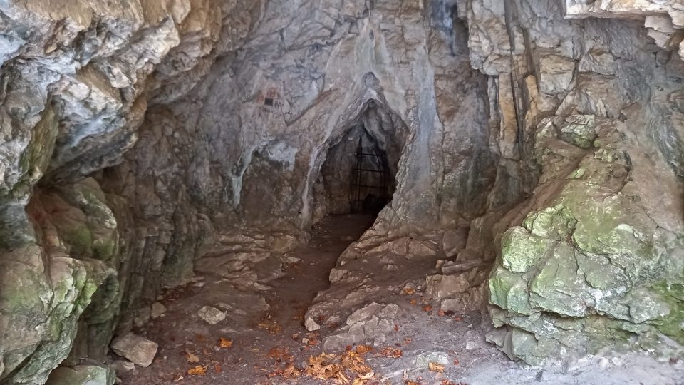 Jeskyně u Zkamenělého zámku