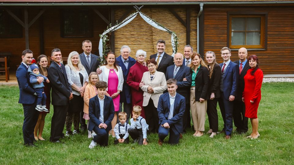 Manželé Mikešovi se svými blízkými | foto: Jana Volková Manželé Mikešovi se svými blízkými