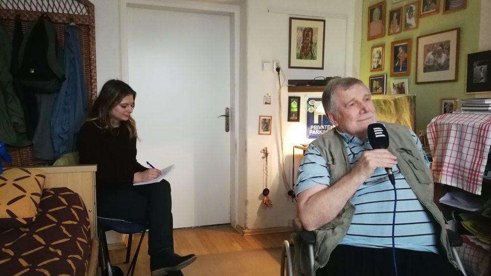 Natáčíme s Milanem Švihálkem - Tereza Miciaková si zapisuje, neviditelný Jaroslav Pokorný u přístrojů | foto: Český rozhlas Hradec Králové Natáčíme s Milanem Švihálkem - Tereza Miciaková si zapisuje, neviditelný Jaroslav Pokorný u přístrojů