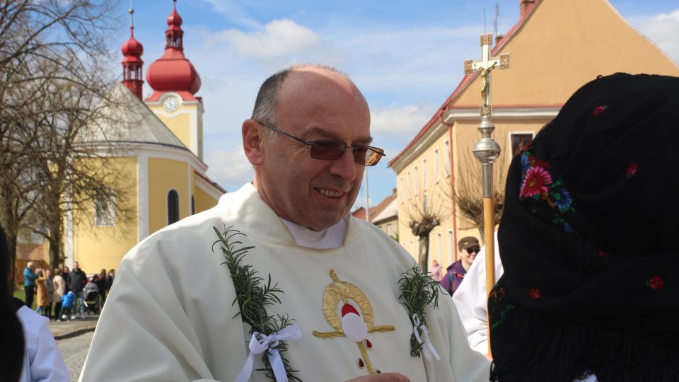 Farář Jiří Sedláček se zdraví před kostelem s Matičkami