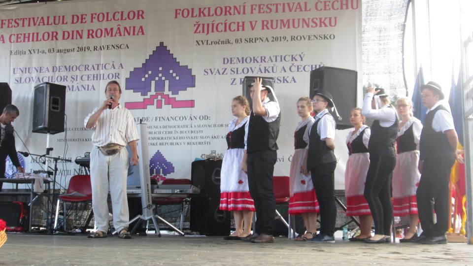 Folklorní festival Čechů žijících v Rumunsku. Na pódiu vlevo Vladimír Kovář.