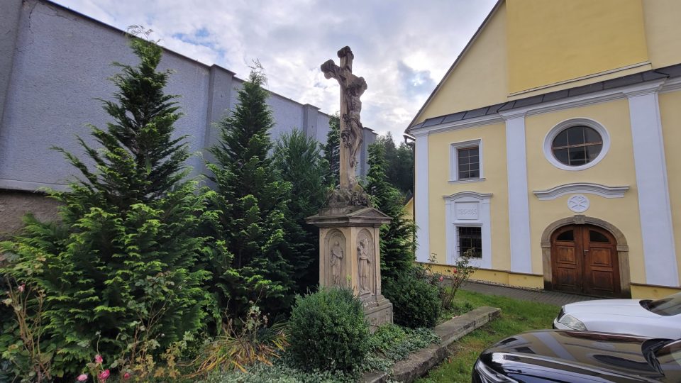 Kříž u kostela