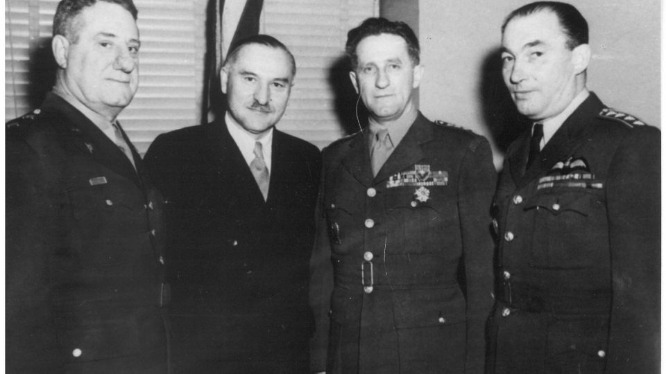 Karel Lukas při předávání řádu Čestné legie v americkém Pentagonu v roce 1947