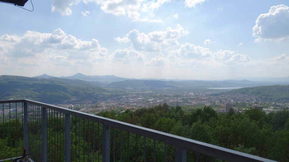 Z Erbenovy vyhlídky je v dálce vidět i Milešovka