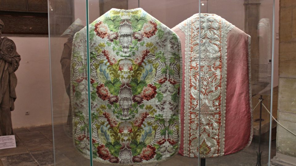 Kasule kapitulního děkana Jiřího Jindřicha z Mayerswaldu z Francie 18. století (vlevo)