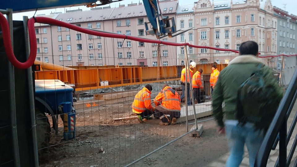 Nasouvání konstrukce mostu na olomoucké Masarykově třídě