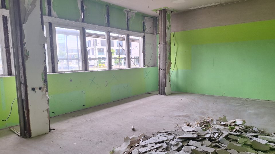 Rekonstrukce budovy Sigmia na třídě Kosmonautů je aktuálně ve fázi bourání