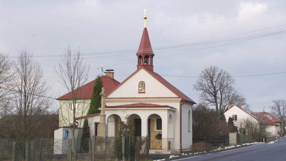 Opravená kaple a křížem