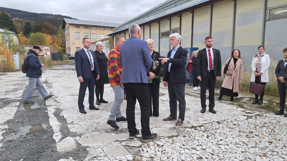 Prezident Petr Pavel se svojí ženou Evou navštívil během úterý textilní firmu Woox v Jeseníku
