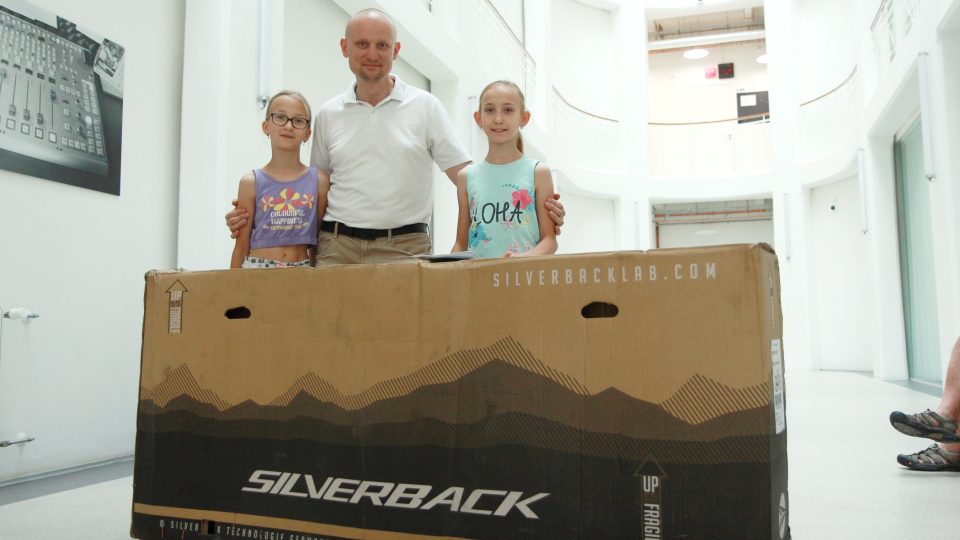 Výherce horského kola Peter Gažo se svými dcerami