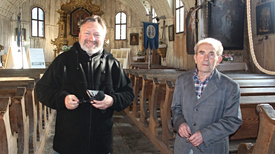 Farář MilanPalkovič a kostelník Ladislav Lichner v kostele sv. Michaela v Maršíkově
