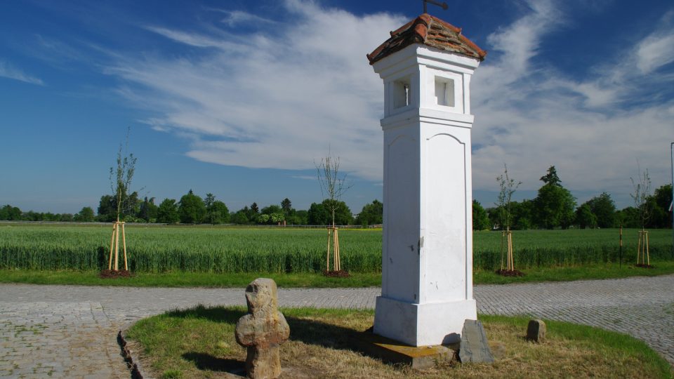 Smírčí kříž a Boží muka na křižovatce nedaleko nádraží